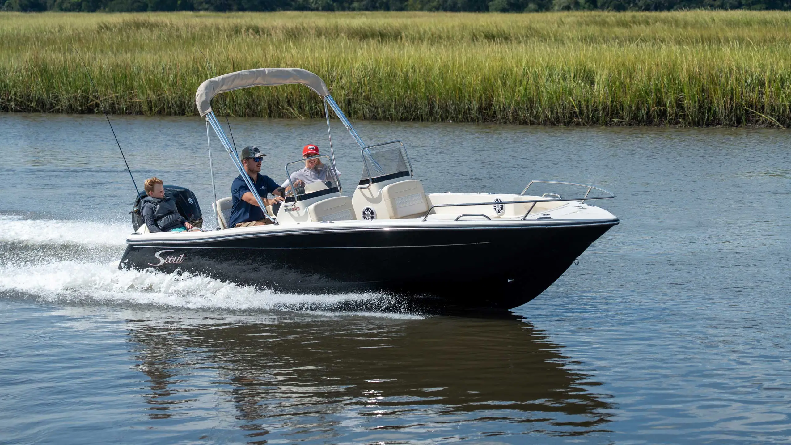 Scout 188 Sport Dorado underway